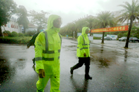 你們執(zhí)筆縱劍，馳騁考場；我們全力以赴，在暴雨中保駕護航